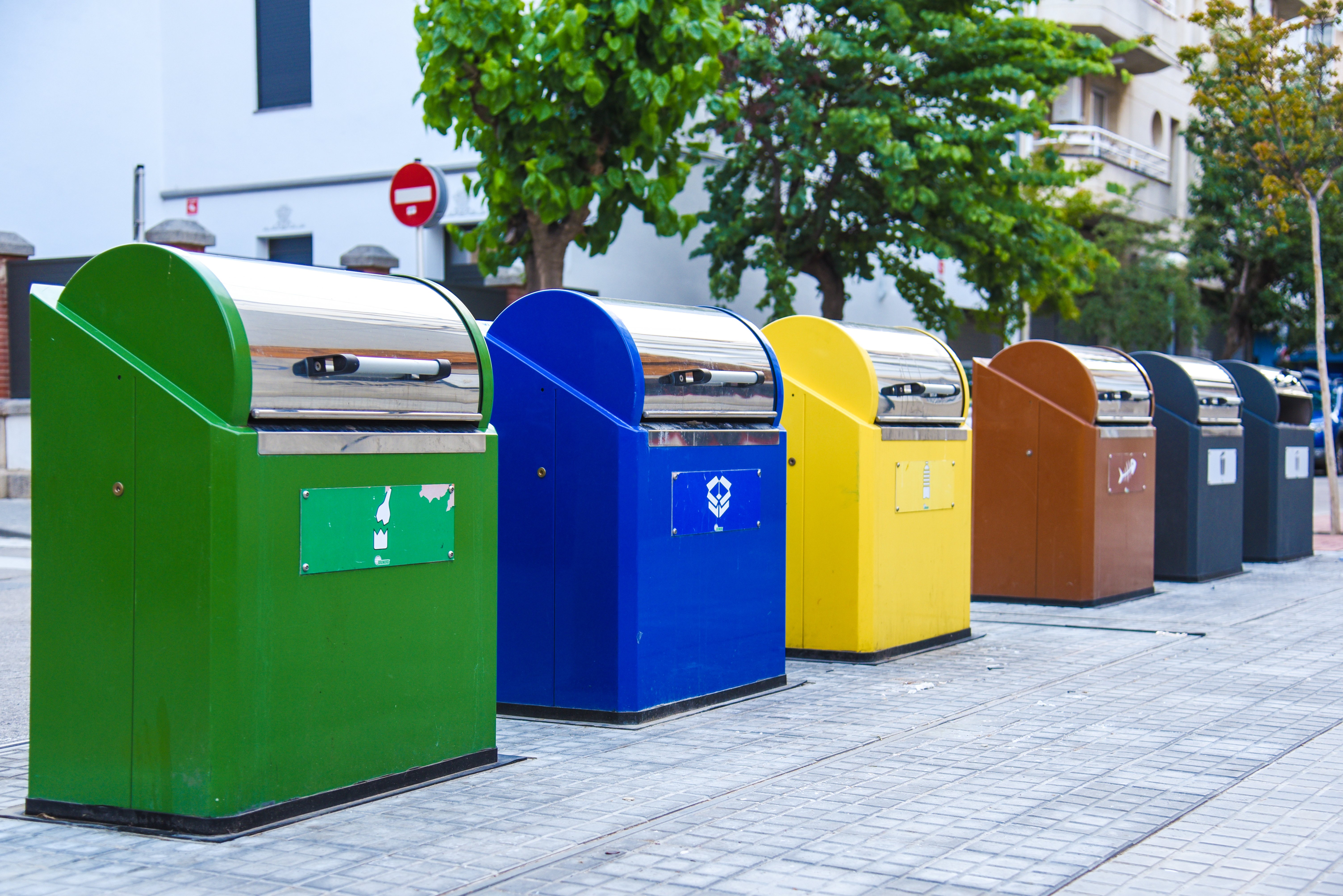 waste containers for sorting waste